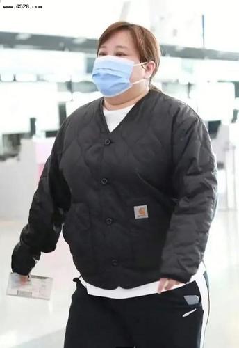 贾玲近照曝光身材发福严重胖到像充气的面包脖子都胖没了