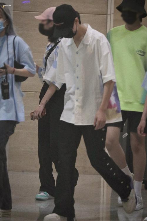 求朱志鑫全身照,满屏都是腿的那种!