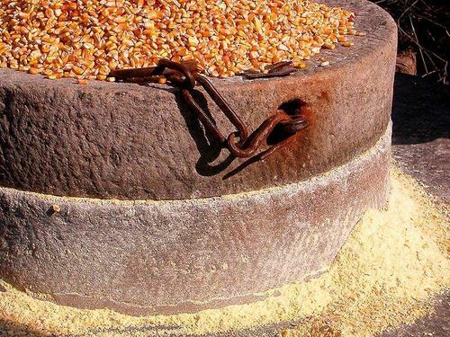 逐渐消失的磨面工具 石磨