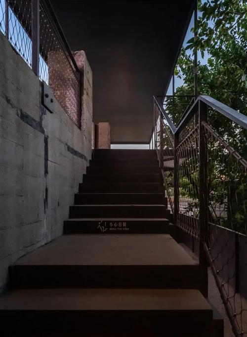 网易首页>网易号>正文申请入驻> 边园台阶边园的正面是一个滨江广场