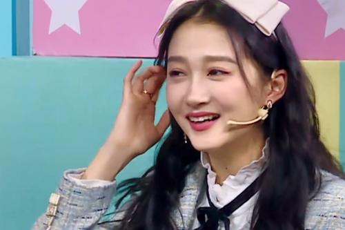 关晓彤穿短裙录节目,坐姿优雅,大秀美腿,身材比例让人