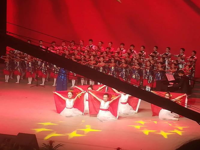 大合唱红旗飘飘唱出了气势,唱出了对党对国家自豪和感恩的情怀.