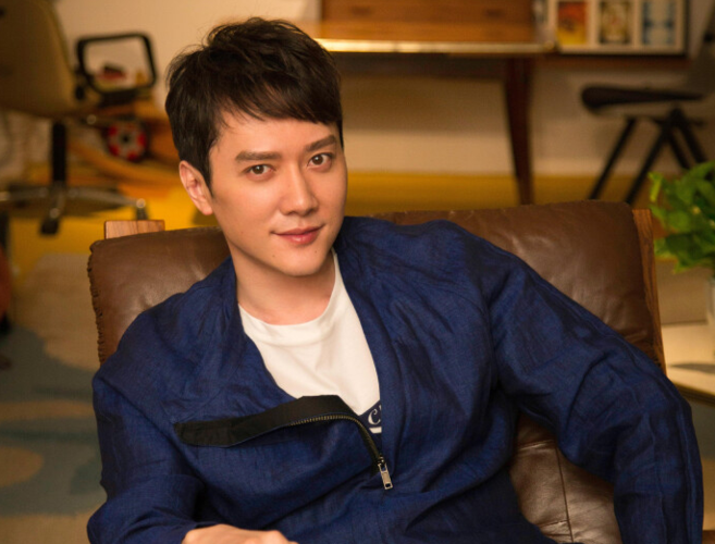 43岁冯绍峰素颜出镜黑眼圈难掩帅气与女演员热聊笑容不断