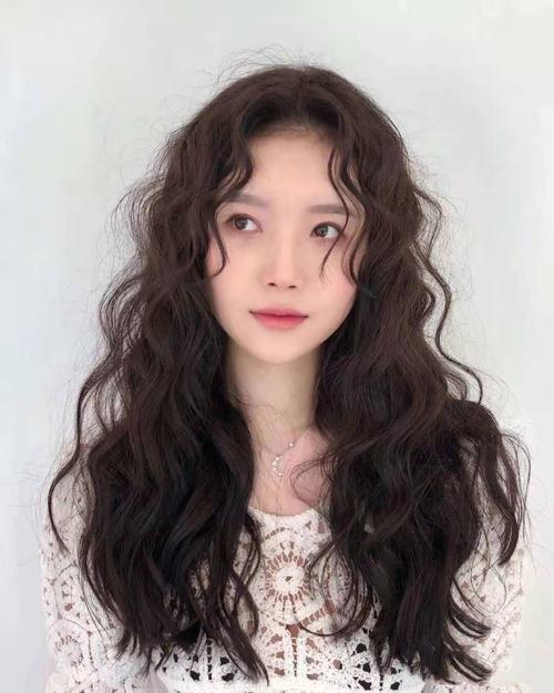 适合圆脸的卷发发型(适合圆脸的中长发)