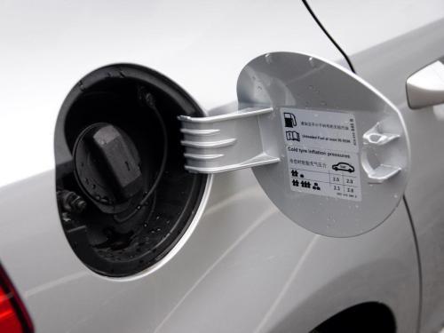 高尔夫油箱盖怎样打开