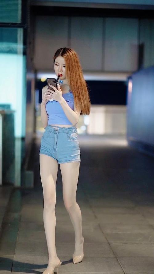 如何穿出大长腿?简约t恤搭超短裤子,轻松自在