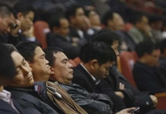 许卫兵开会打瞌睡玩手机敬业精神在哪