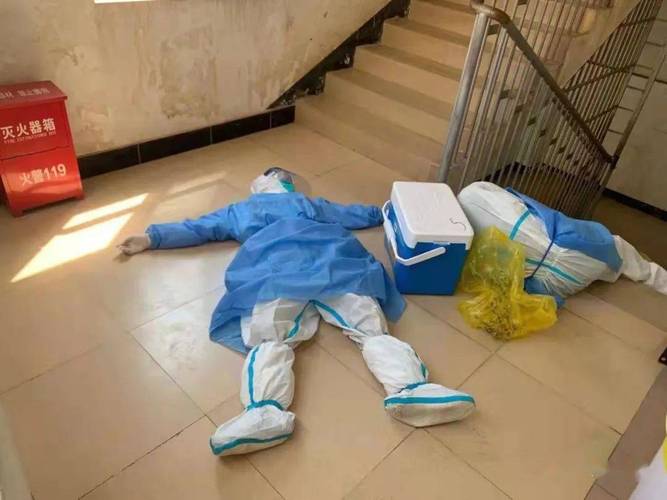 "福建2名医护晕倒在地,一句话让人泪目!