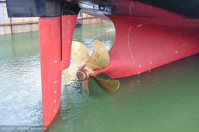 远比你看到的大的多   在网上看到好多网友问:轮船的螺旋桨居然那么小