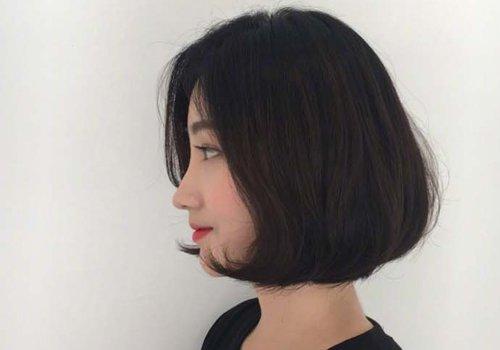 做后侧头发往前梳的 卷发线条,女生露额头内扣波波头短发发型,贴着发