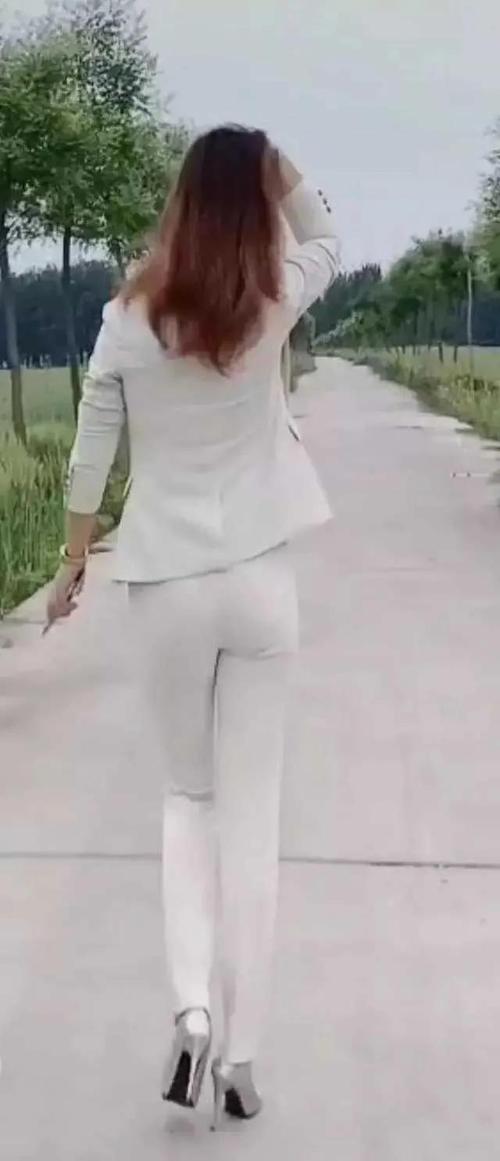 穿职业装的背影,依然楚楚动人