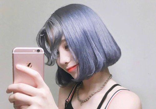 女生深蓝色内扣短发发型