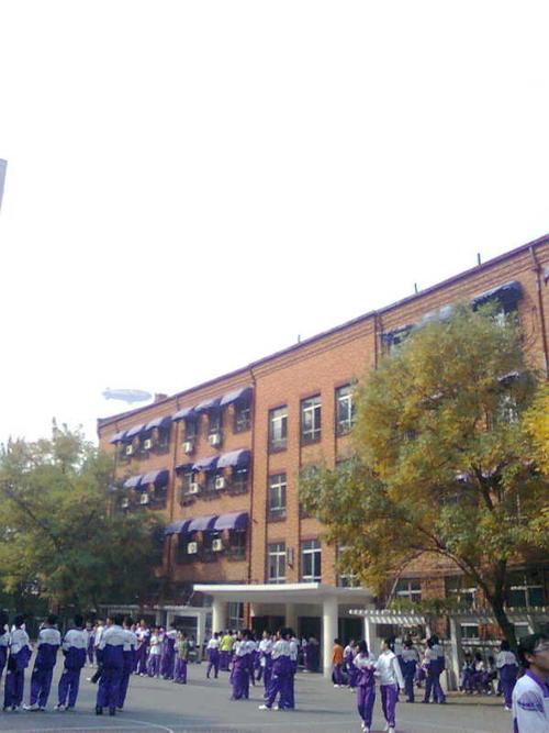 天津市五十五中学的校服是什么样的?