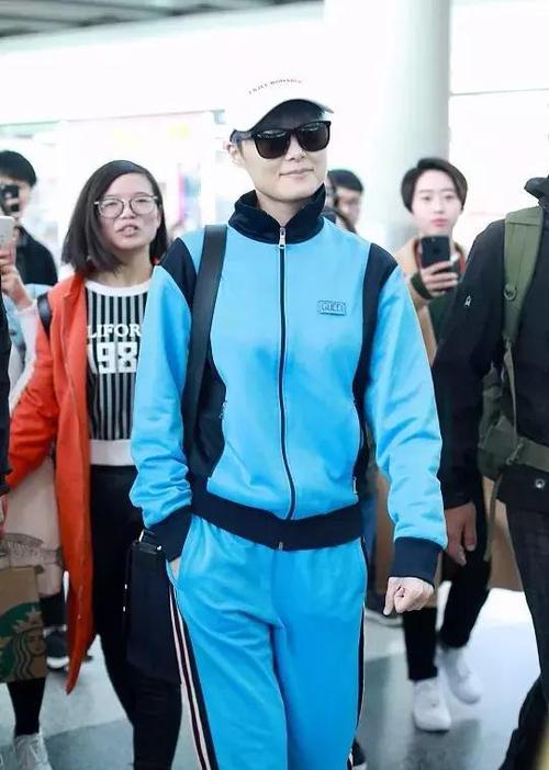 注意到镜框宽度的李宇春,戴墨镜明显有了修饰脸型的效果