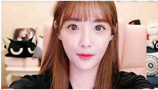 "莉哥"凉凉后,"兔子牙"一夜涨粉千万,网友:新任抖音一姐