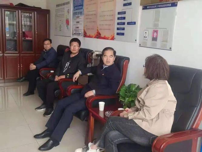 区人大常委会主任朱宝平同志,镇党政班子成员,全体机关干部参加活动.
