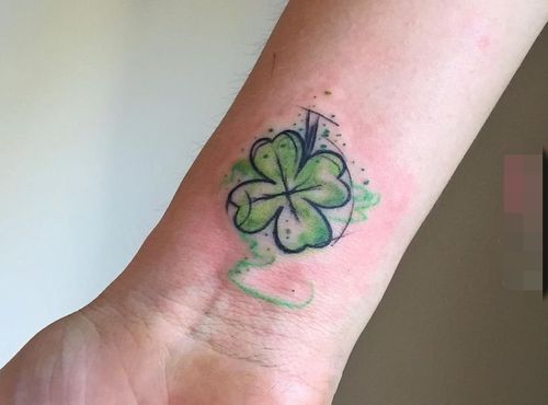 女生手臂上彩绘水彩四叶草文艺小清新四叶草纹身图案