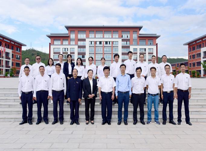 楚雄州委书记杨斌到楚雄实验中学走访慰问