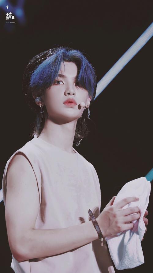 黄明昊justin蓝发