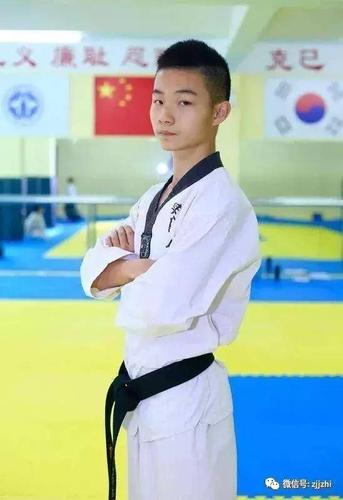 这个00后已经健身3年了,爱好跆拳道,13岁小孩展露6块腹肌!