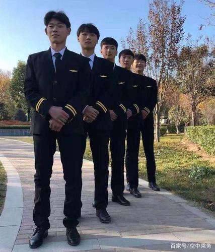 视频演示空乘站姿的步骤要领