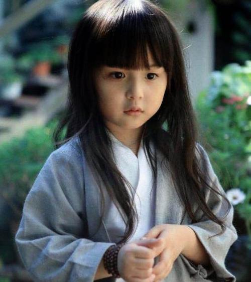 童星2岁出道,因长的太漂亮禁止她整容,如今9岁发际线惹人心疼