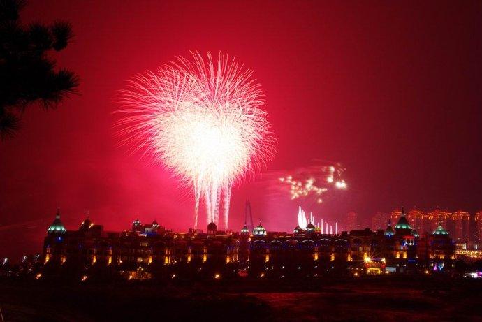 虽然住得离星海广场很近,但因为是一个人,又太晚了,所以那天的烟花没