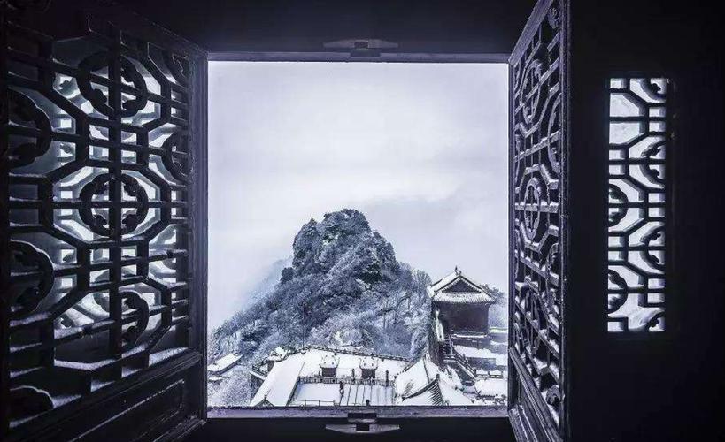 小学就会背的"窗含西岭千秋雪"写的什么季节?诗词大会
