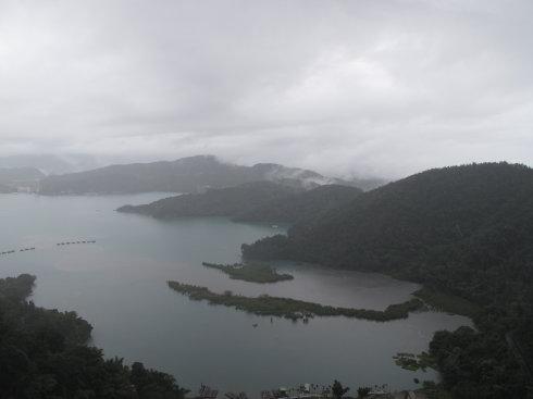 雾蒙蒙的日月潭与水淋淋的阿里山