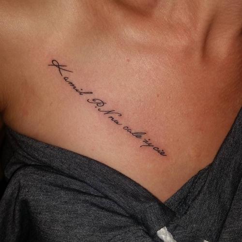 做英语老师的诸小姐胸前英文字纹身图案