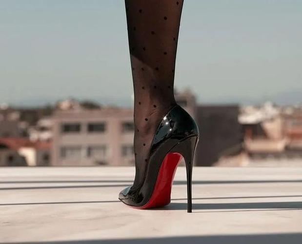 时尚高跟鞋:cl红底高跟鞋的难穿,在于它为了追求视觉上拉长腿部线条