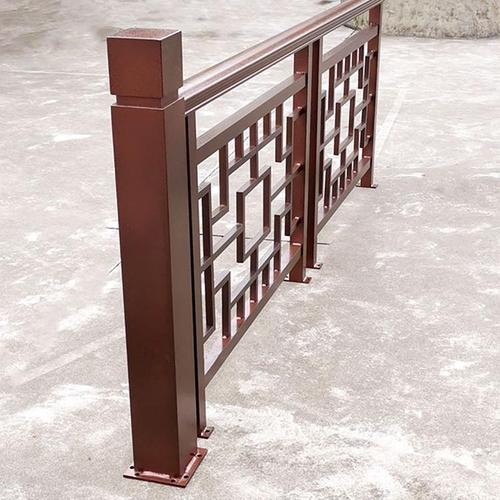 铝艺护栏是一种围着栏杆的一款装饰产品,相比几年前都是用铁艺