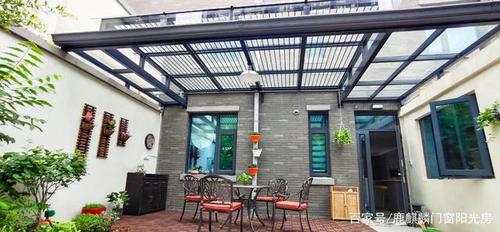 别墅一楼庭院,搭建玻璃廊架情调休闲雨棚很实用