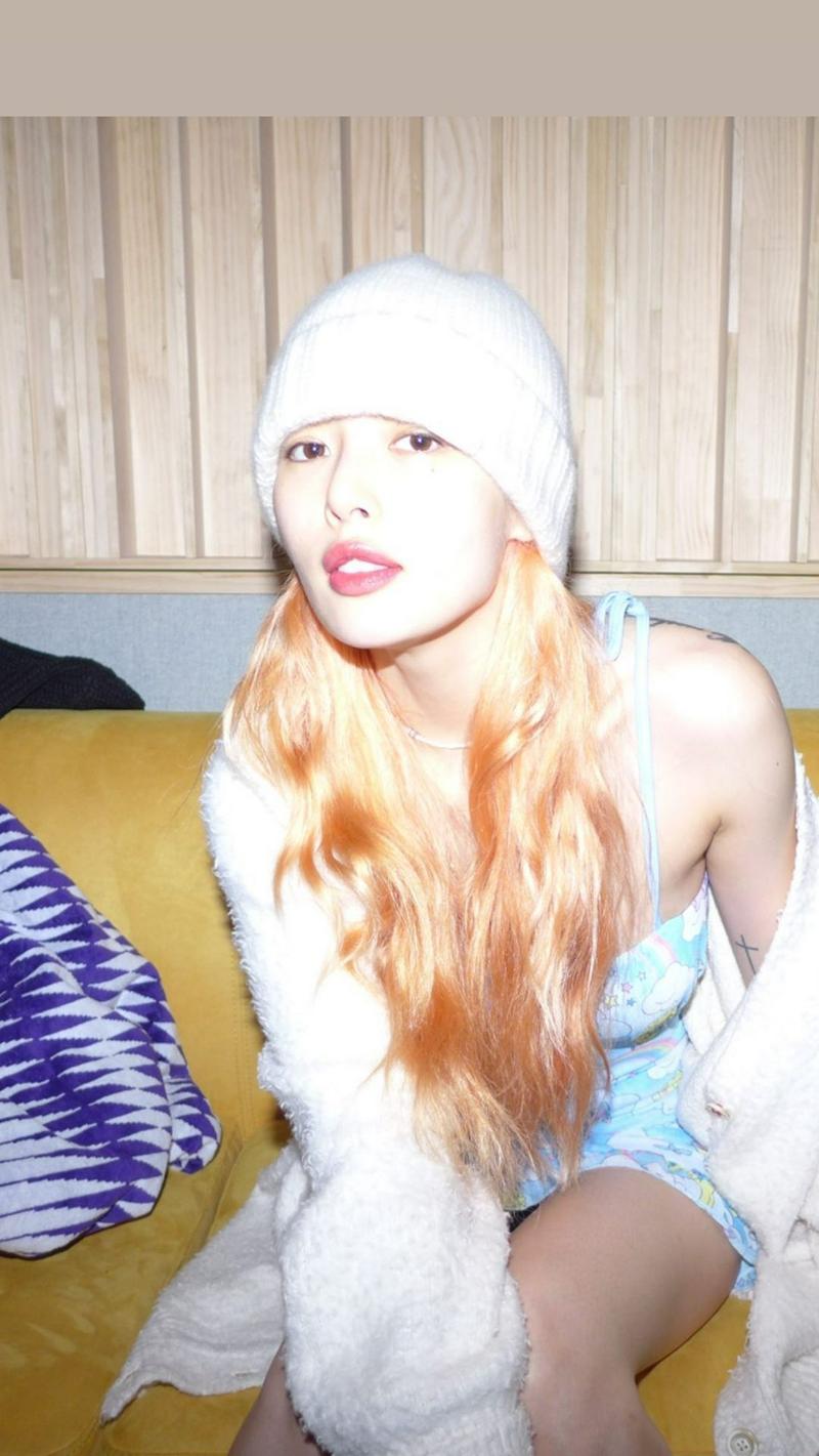 08:30:55 1 / 7 新浪娱乐讯 7月6日晚,泫雅分享近照,一头橘粉色长发戴