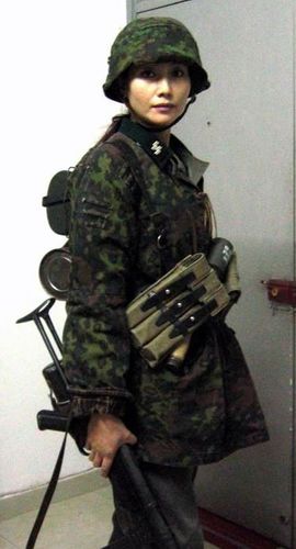 讲 纳粹德国的军服真的很漂亮 党卫军装备现代女兵版 组图; 武装党卫