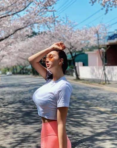 但金泰珠的身高有168cm,体重却有130斤,在照片中也能看出她的双腿确实