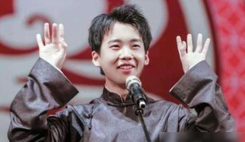 郭麒麟室外被太阳暴晒仍拒绝打伞搞特殊同座艺人举牌遮阳扇风