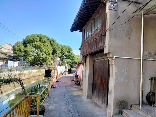 这是无锡目前唯一地铁直达的古镇,地铁1号线终点站"南方泉",步行1公里