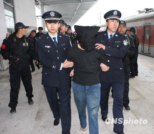 犯罪嫌疑人刘国春被押回山西盂县.中新社发 程瑜 摄
