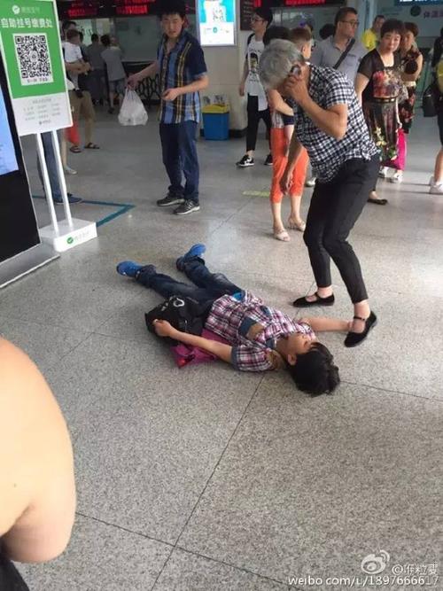 其它 正文 昨天,有温州网友@咿粒麦 在微博爆料称,附二医儿童门诊部