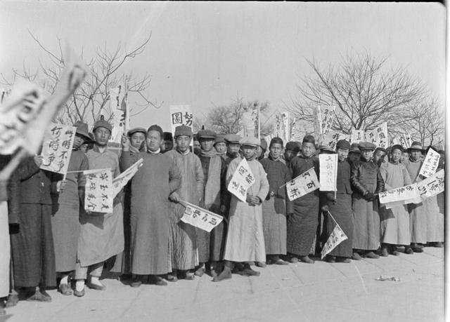 民国生活百态:拍摄时间为1919年,学生在游行示威,地点是在北京