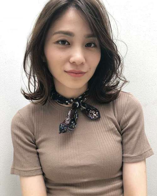 选对发型不显老给中年女性做发型三个建议棕色柔卷低层次