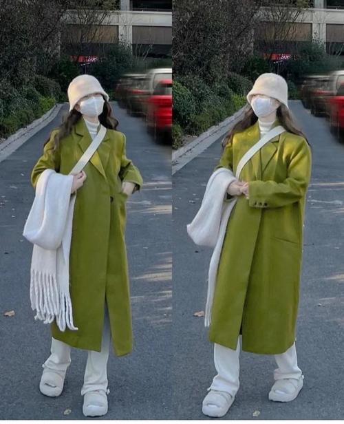 绿色大衣青春靓丽,搭配白色垂腿裤,同色系白色高领打底作为内搭.