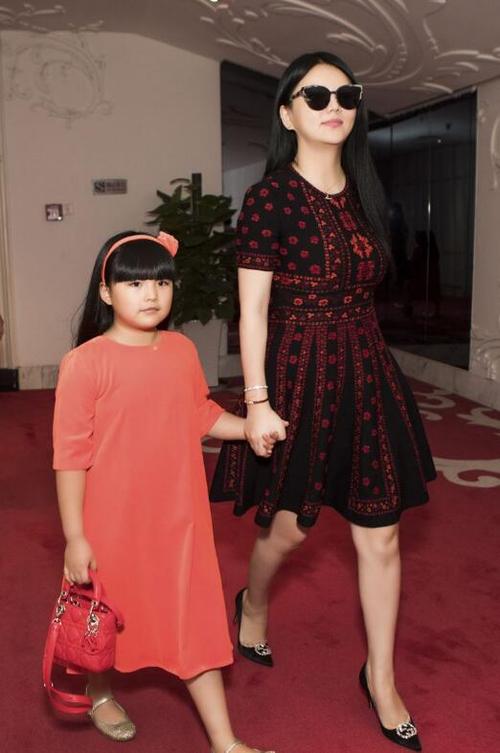 王诗龄书法作品让人称赞,《孔雀图》更美,值10万!