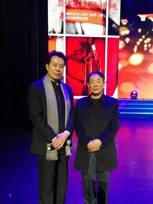汉民老师与中国著名歌唱家褚红玲和北大礼仪老师在一起 来源:曹操语录