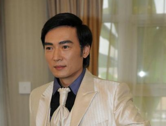 "二郎神"焦恩俊老了,"哮天犬"却越来越帅了,如今还成了影帝