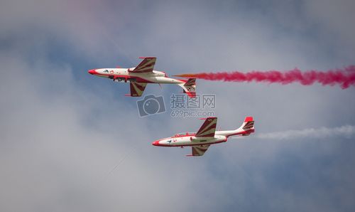 新浪微博  花瓣 举报 标签: 这架飞机红白色飞航展火花方向喷气式飞机