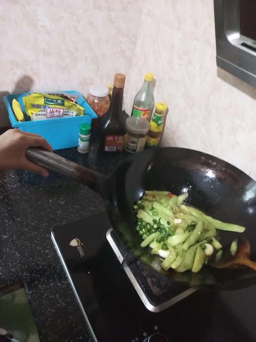 记得要来回翻炒,不然的话底下的菜就会烧焦,烧焦的菜吃了不营养哦!