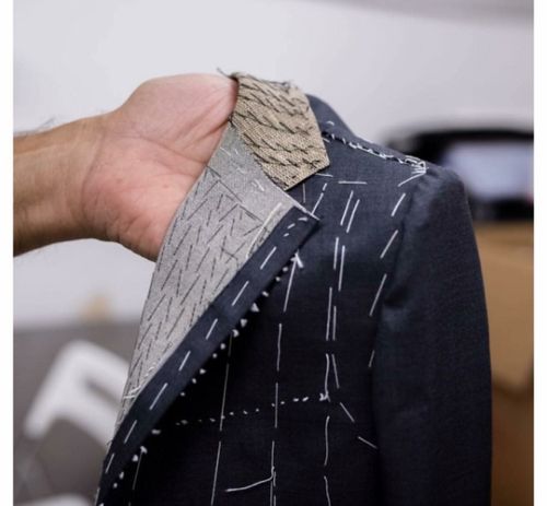 所有麻衬工艺均由人手工缝制,是高级西装定制工艺