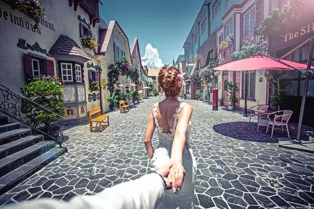 刷爆朋友圈的牵手照也非常值得一试,一人走在前面,另外一人从后面拉